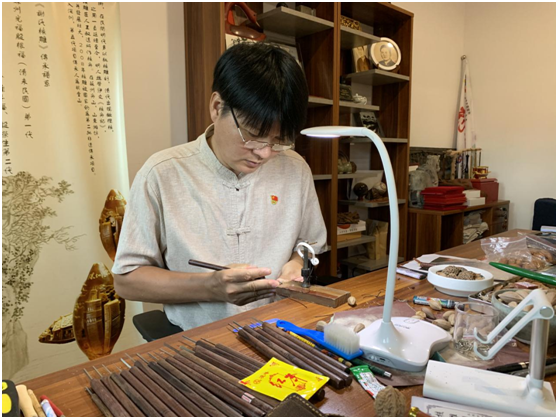 真神奇！宝安一民间艺人榄核上刻画出抗疫战士  