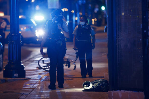 美国芝加哥经历“血腥周末”：多起枪击案致10死