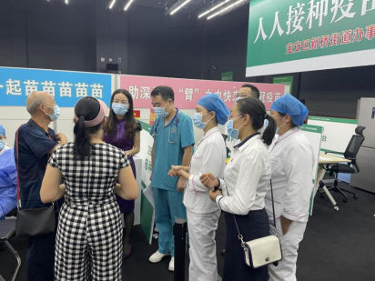 开设绿色通道、专台登记接种，深圳老人接种疫苗很便捷