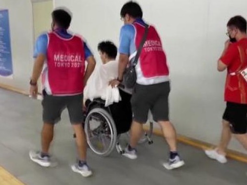 徐嘉余仰泳预赛后呕吐坐轮椅离开，此前有严重胃溃疡 