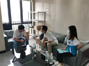 马田街道在易制毒化学品企业开展禁毒宣传  