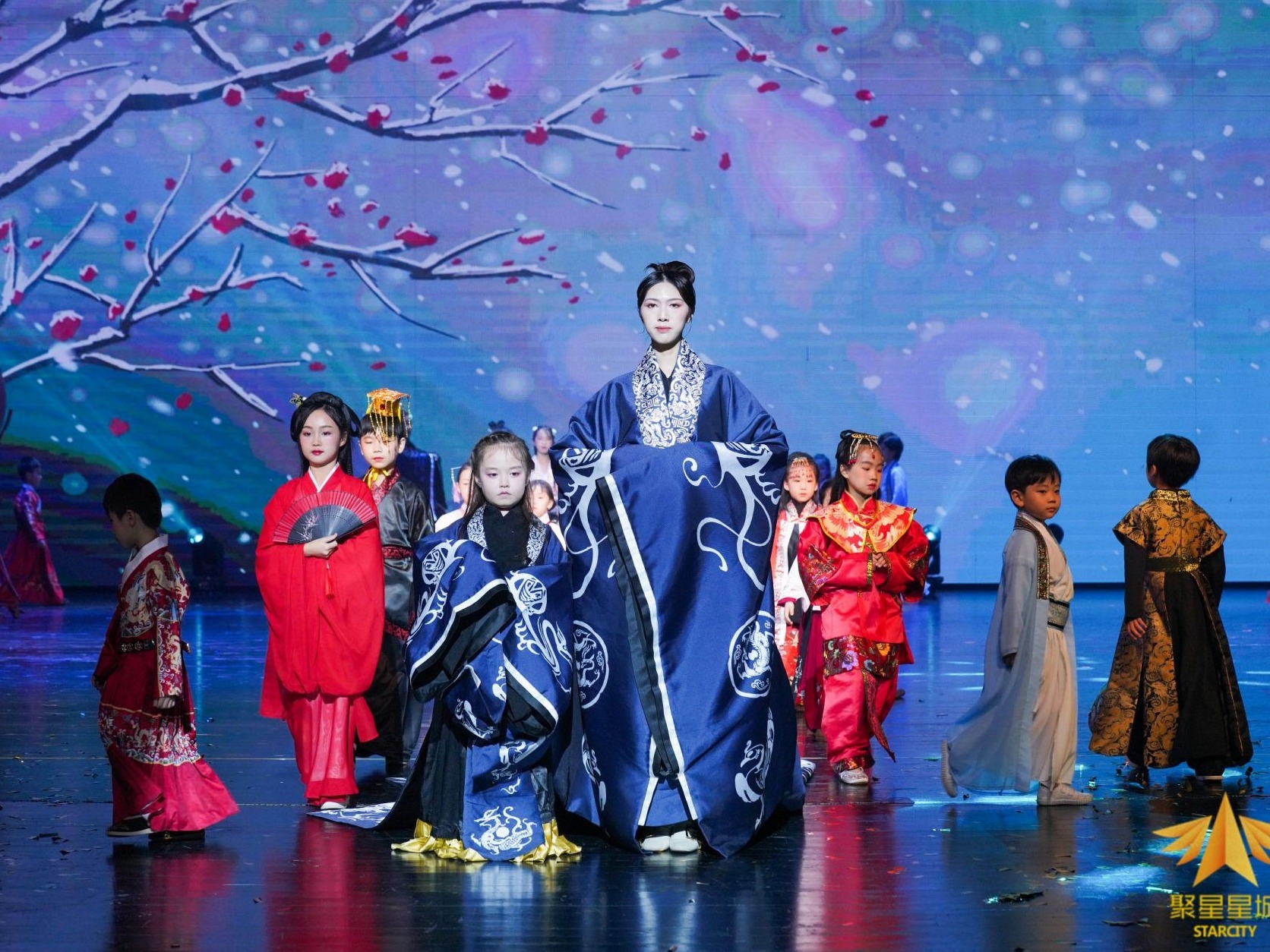 饱眼福！一场绚丽传统服饰秀在东莞市上演