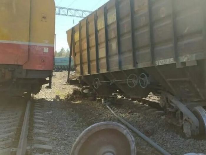 俄罗斯远东两列货运火车相撞，致2死2伤