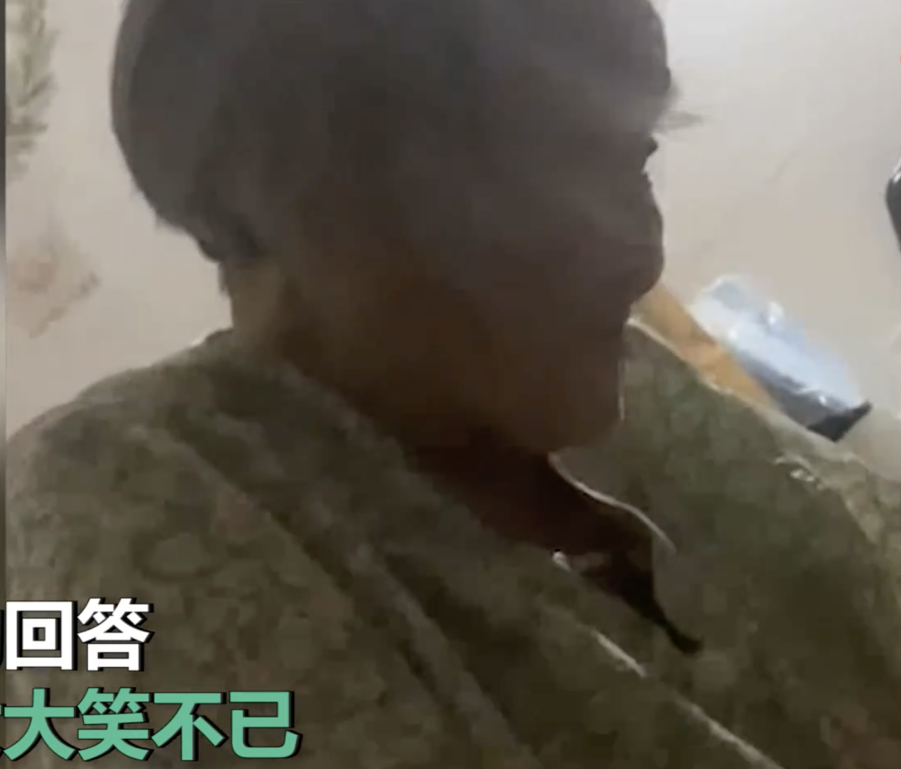 孙女半夜醒来发现奶奶还不睡觉 回答让人好笑又心酸