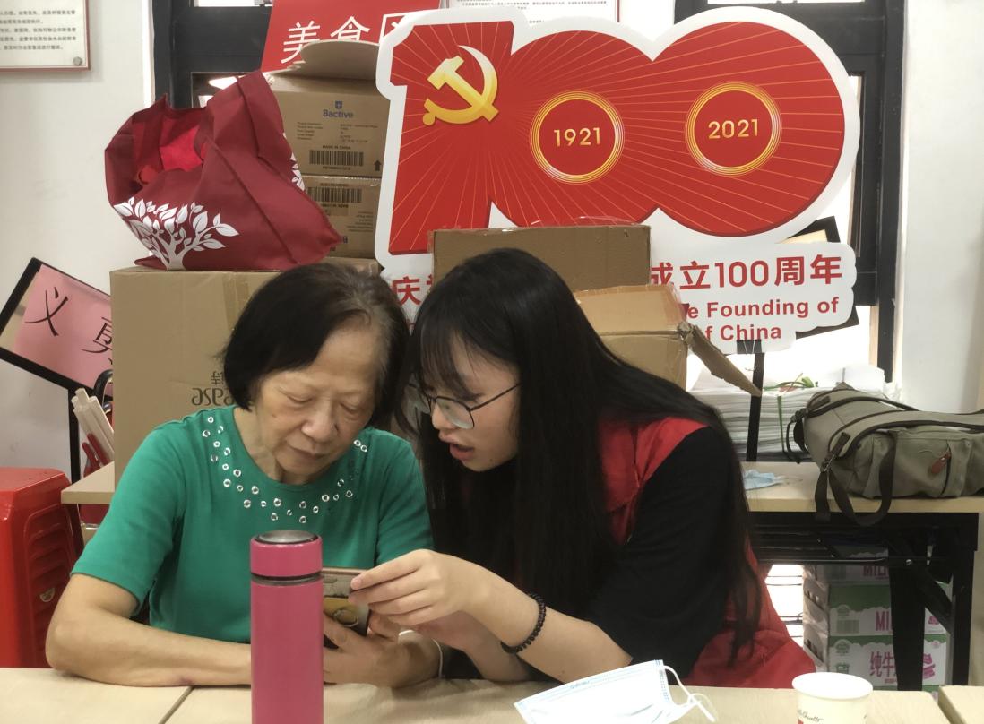 我为群众办实事 景华社区开展老年人智能手机学习活动           