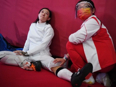 突发！女子重剑半决赛中国战韩国，孙一文意外受伤被换下