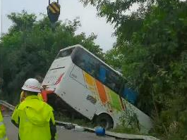 甘肃省泾川县境内发生客车侧翻事故，已致13人死亡