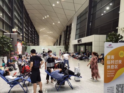 郑州机场今日12时前不接进港航班，暴雨致1100名旅客停留