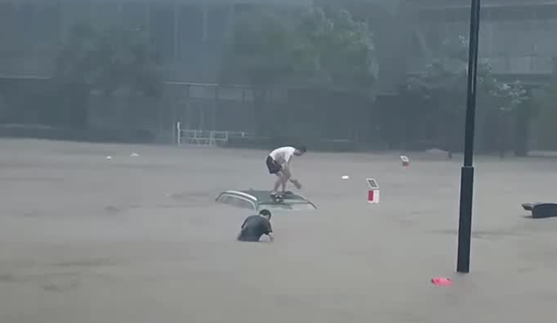 郑州暴雨众人游泳破窗救下三人，救人英雄之一：我对得起“中国人”这三个字