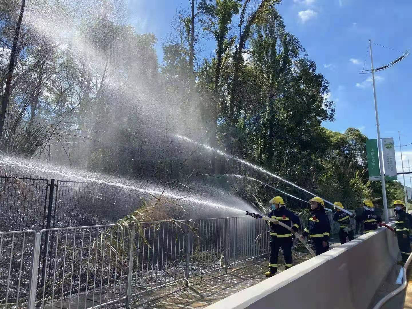 救火路上再遇山火，深圳两消防救援站互帮互助扑灭两处大火