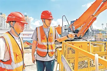 建筑工人：与烈日较劲 筑城市风景线