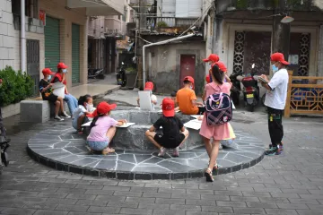 楼村社区组织青少年开展“手绘楼村地图”活动  