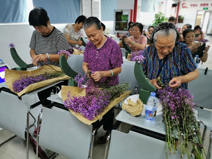 石围社区组织老年人开展插花活动感党恩