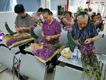 石围社区组织老年人开展插花活动感党恩