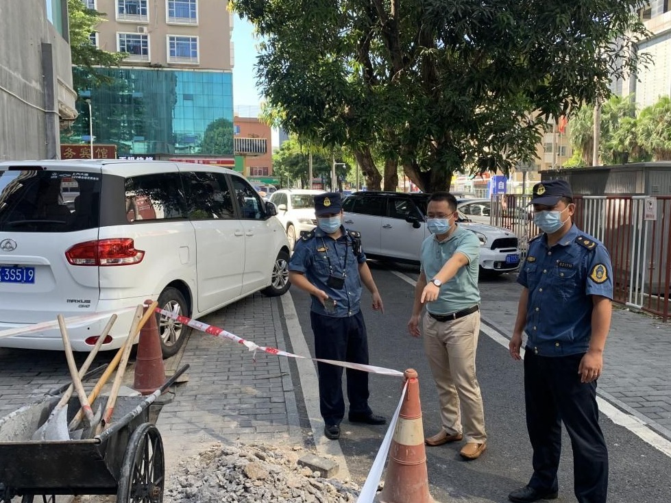 一施工队深夜偷挖人行道？龙岗执法人员：我们不答应