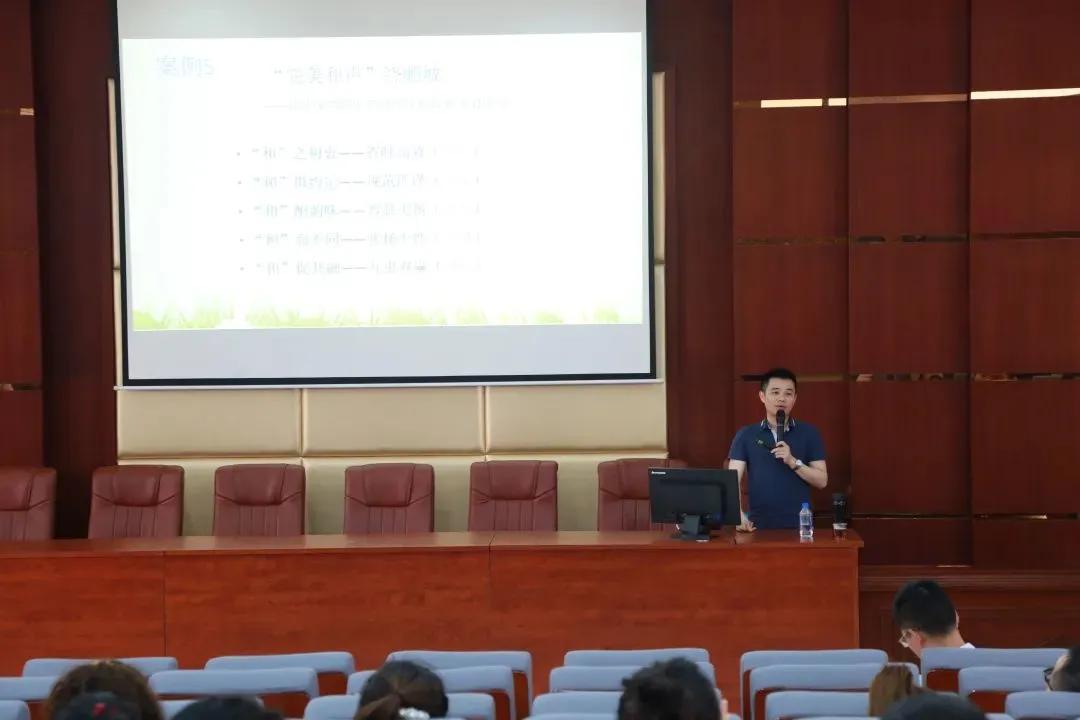 走进龙岗好教师系列 | 2021年龙岗年度教师卢天宇：“创新”源自对学生的“爱心”