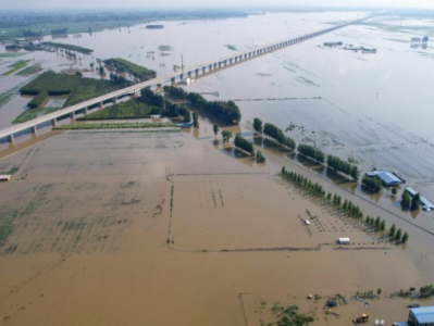 河南滑县卫河发生漫决，当地正全力封堵 