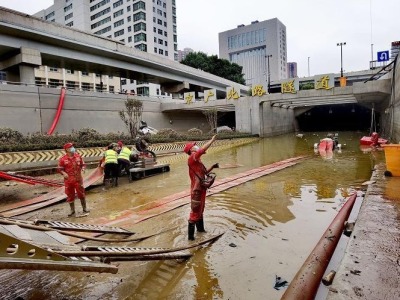 被暴雨淹没的郑州京广路隧道预计今日可完成抽水工作