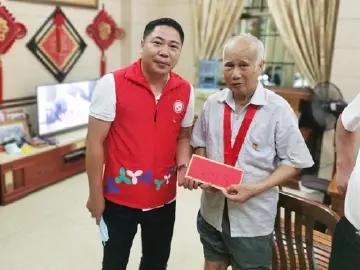 庆党百年华诞！西田社区为老党员颁发“光荣在党50年”纪念章  