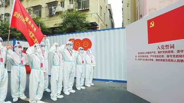 深圳宝安福围社区封闭封控区：党旗在战疫一线高高飘扬 