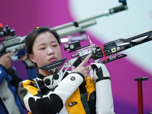 女子10米气步枪产生奥运首金，中国“00后”直面印度冲击