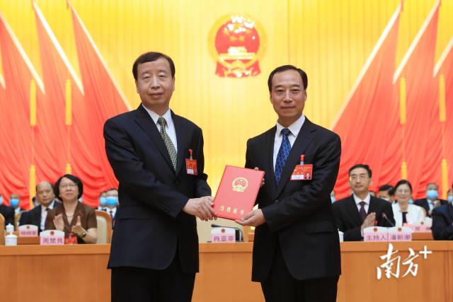 吕成蹊当选为东莞市人民政府市长