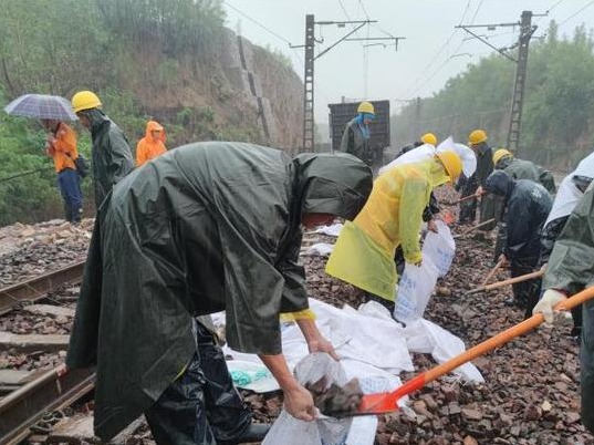 河南发布暴雨红色预警 郑州铁路局管内15趟直通列车折返