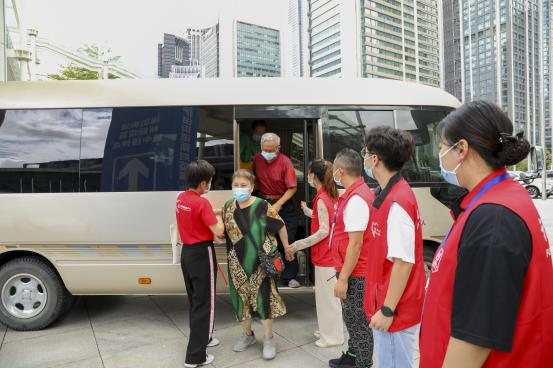 57名长者“组团”打疫苗 深圳会展中心接种点精细化服务获点赞