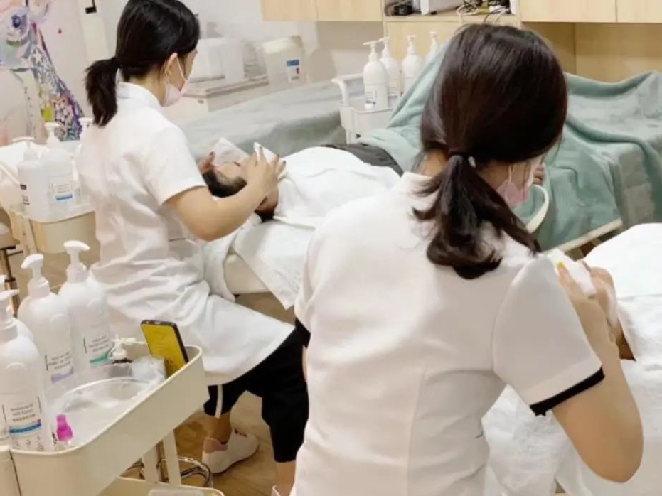 一个大男人，去美容院做了几万块钱美容，竟然还想……