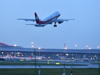 成都天府机场单日航班量缩减至9架次，此前一员工感染新冠