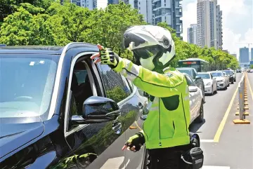 交警铁骑：挥洒汗水 维护道路交通
