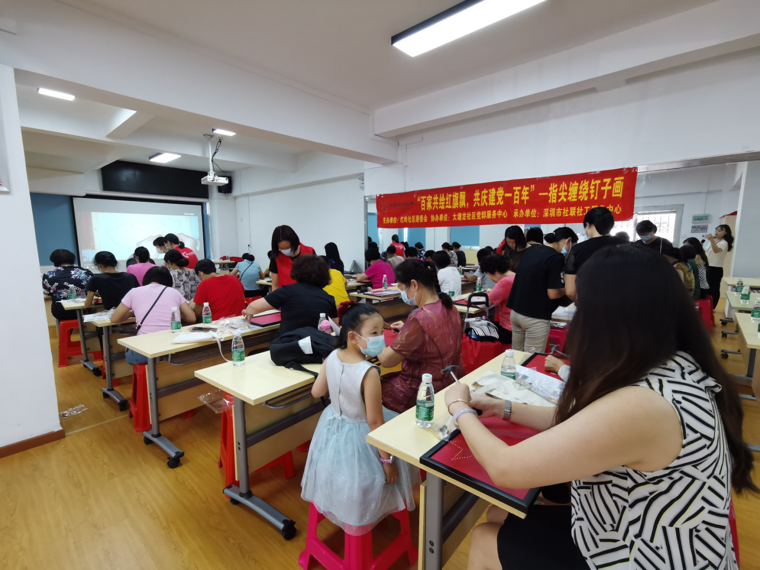 “百家共绘红旗飘，共庆建党一百年”，桂园街道大塘龙社区举办“指尖缠绕钉子画”活动