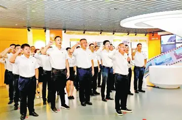 玉塘党员干部参观区党史馆