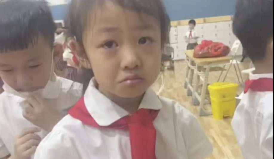 心疼！深圳小女孩测核酸 认出医务人员是妈妈