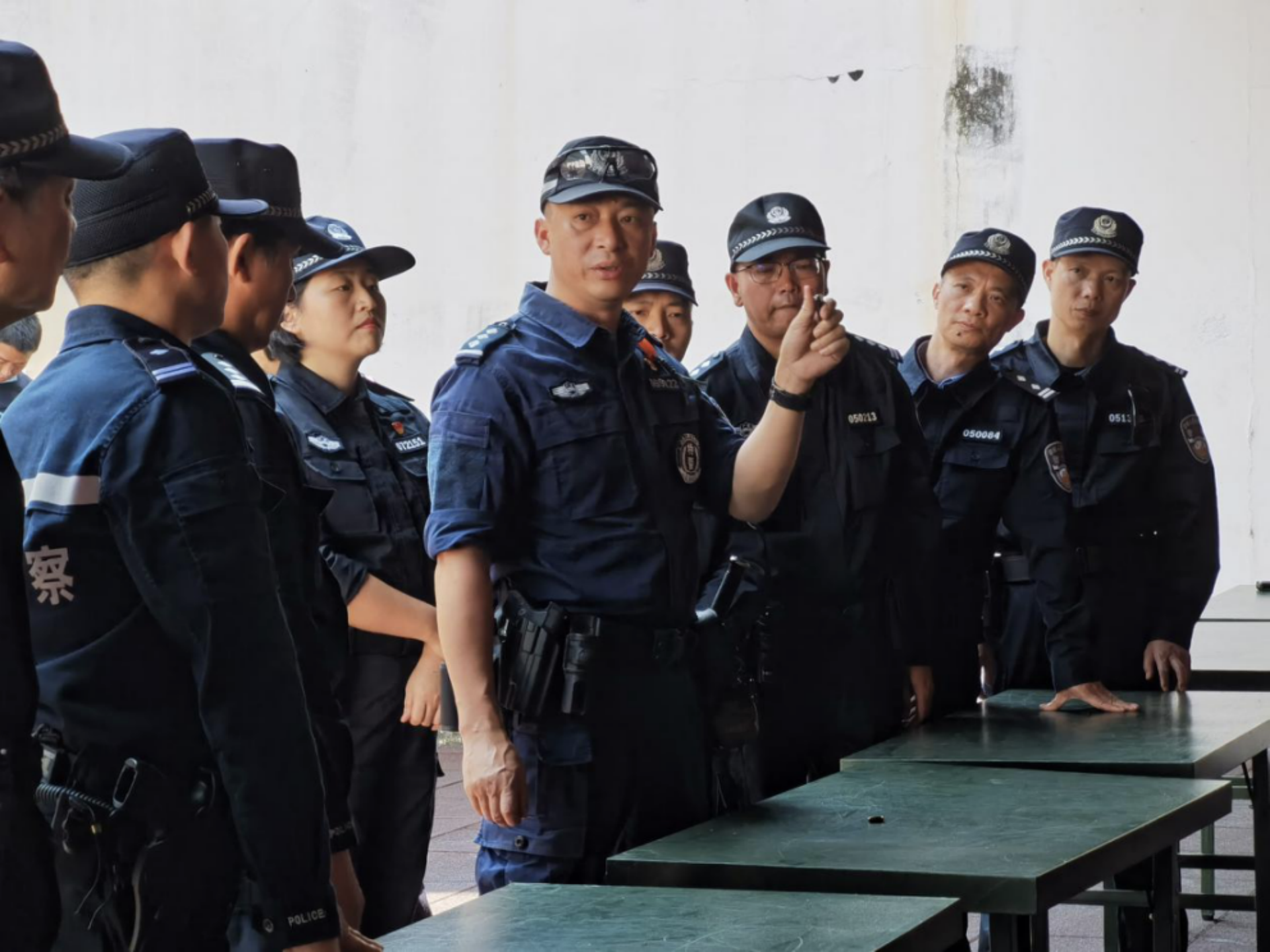 李华：“枪王”传帮带提高警队战斗力