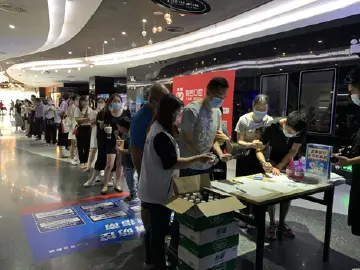 致敬最美逆行者 ！公明街道总工会组织企业职工观看抗疫专题影片《中国医生》 