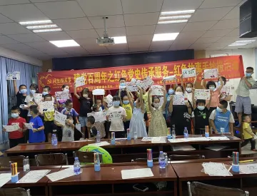 公明社区组织青少年绘制红色故事手抄报厚植爱党爱国情