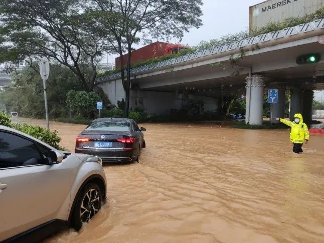  深圳突降暴雨，被困车辆已经解救，积水现场仍在处理，请车友注意绕行 