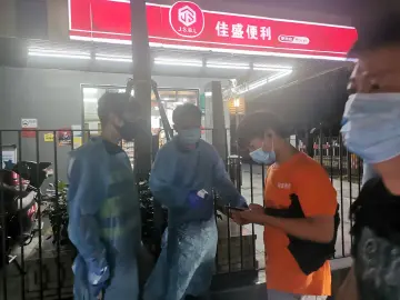 凤凰街道212名干部下沉36个卡点抓好疫情防控  
