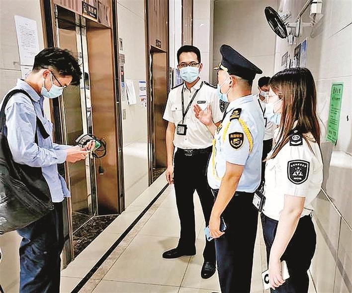 市监执法人员佯装突遇电梯故障被困 电梯维保人员及时开展救援