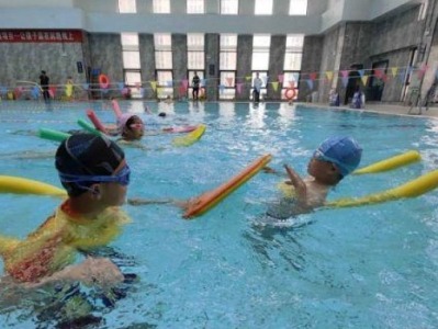 暑期少儿游泳培训安全隐患调查：人满为患，救生员埋头玩手机