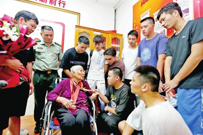 石岩“双合格”应征青年聆听百岁老兵讲党史  