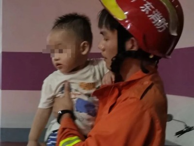 1岁男童把自己“反锁”车里，中山消防紧急救援