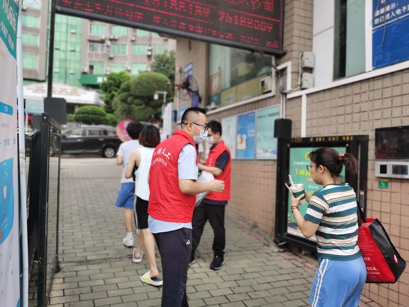 让党旗飘扬在战疫一线 罗湖龙湖社区开展疫情防控宣传行动