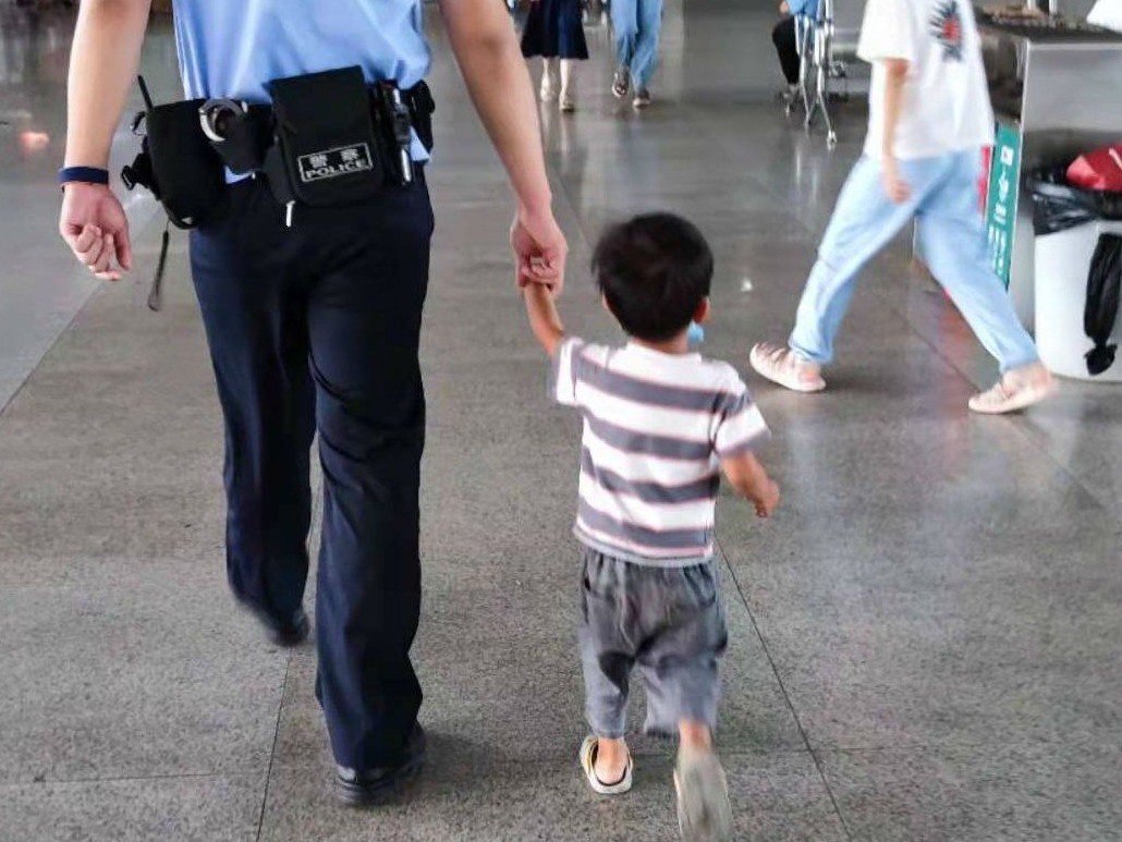 候车室打杯水孩子就走丢了！民警提醒：暑期出行高峰期，家长别大意