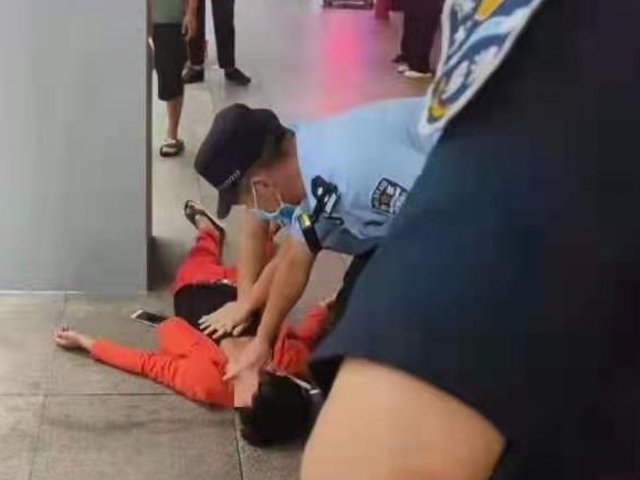我为群众办实事｜罗湖警方及时救助心脏病突发群众
