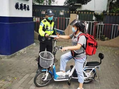 电动车管理规定实施首日，深圳交警共开出敬告单1300宗