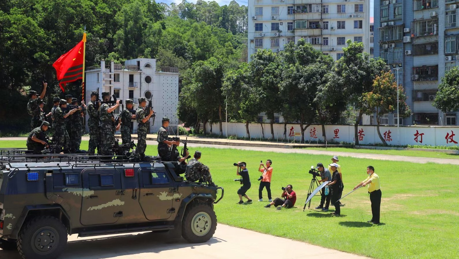 深圳“老老兵”为老兵免费摄制十万张军旅照