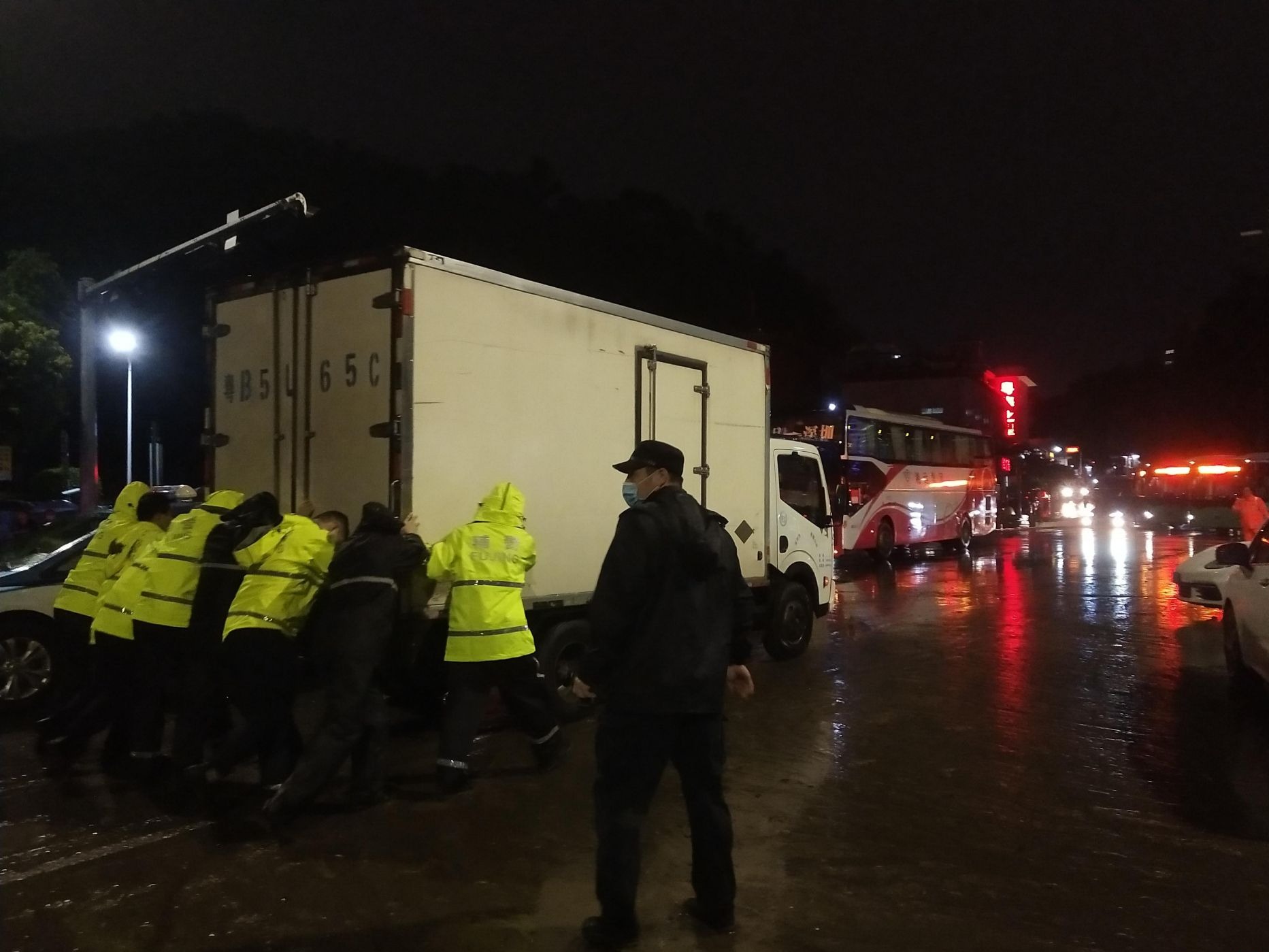 “卢碧”来袭，罗湖警方迅速出警救助被困群众  