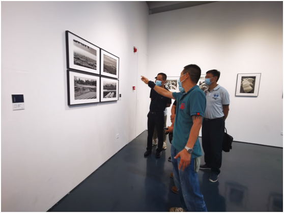 领略无声张力 展现时代风华 “观相随喜——2021黑白摄影展”在罗湖美术馆开展
